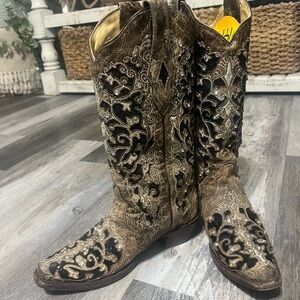 CORRAL WOMEN'S EMBROIDERED WESTERN BOOTS - SNIP TOE